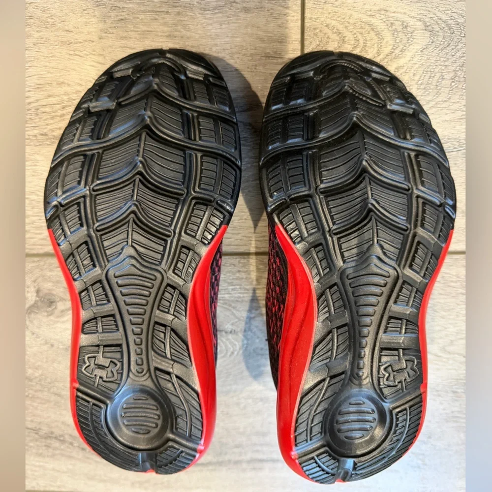 Under Armour Black and Red Running Shoes (1K)